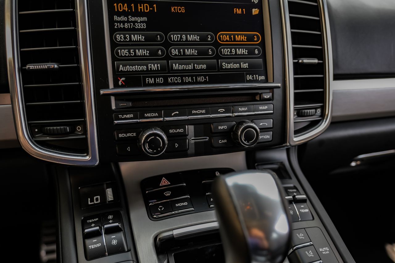 Porsche Cayenne Vehicle Main Gallery Image 27