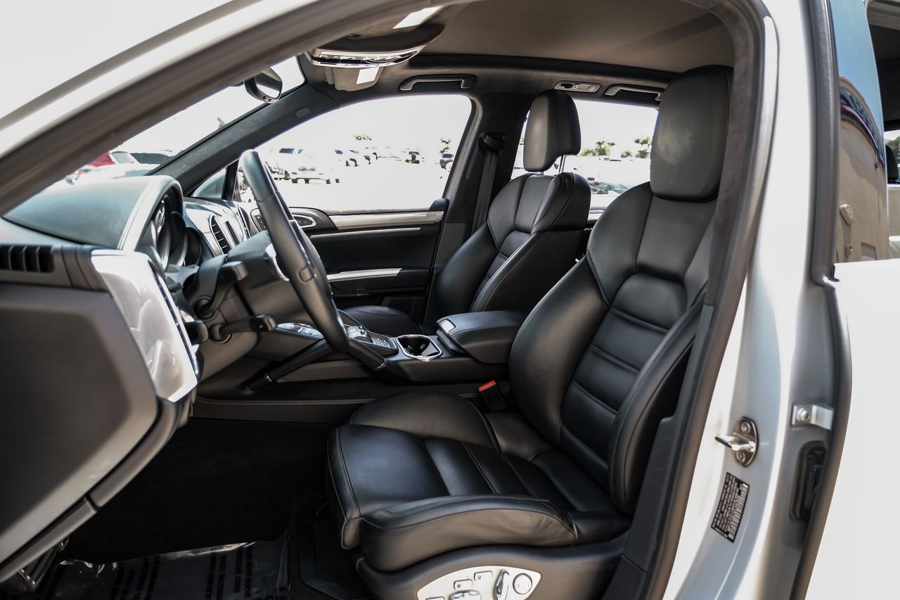 Porsche Cayenne Vehicle Main Gallery Image 30