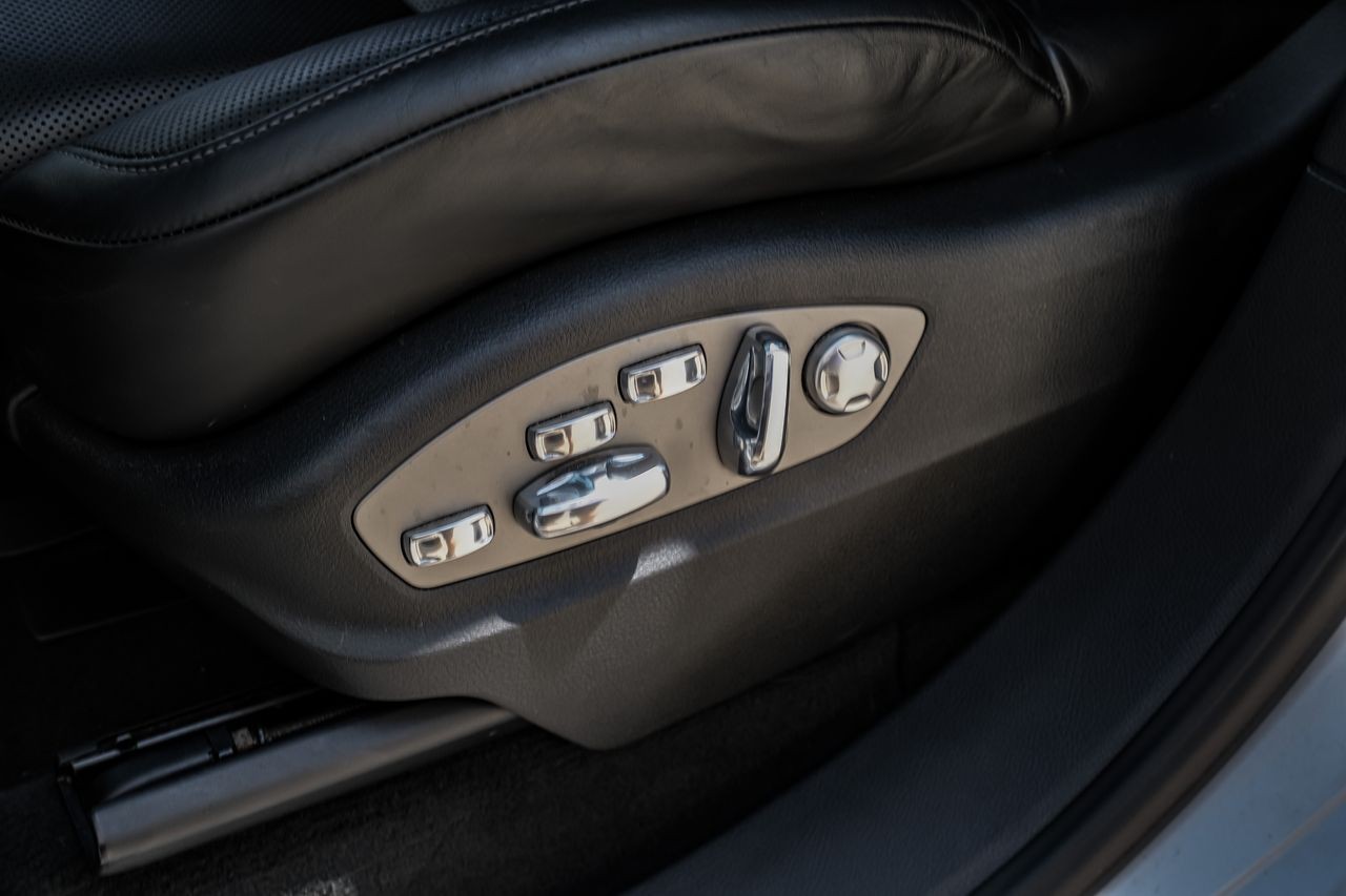 Porsche Cayenne Vehicle Main Gallery Image 31