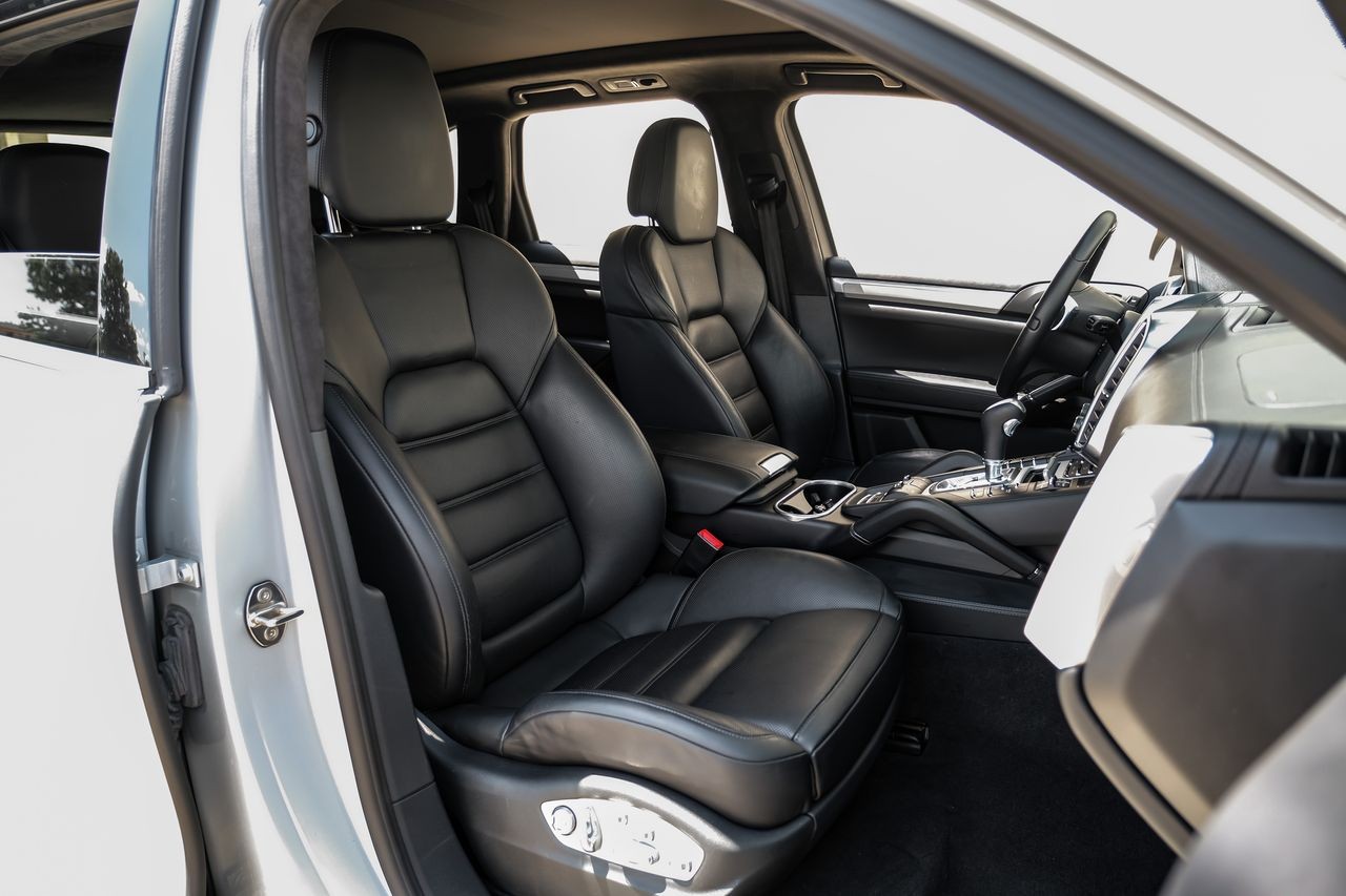 Porsche Cayenne Vehicle Main Gallery Image 32