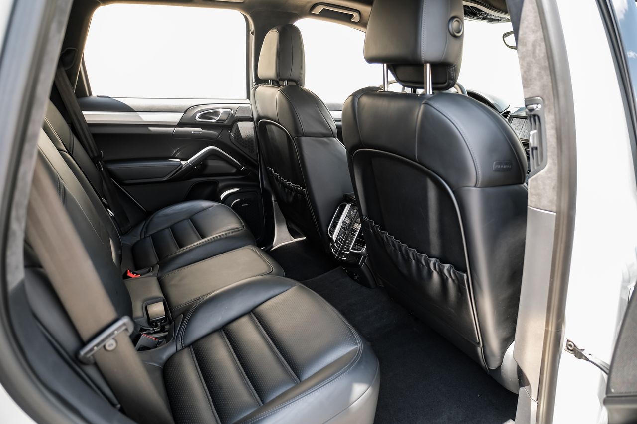 Porsche Cayenne Vehicle Main Gallery Image 34