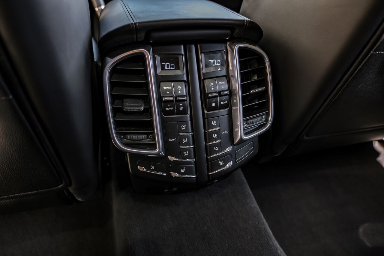 Porsche Cayenne Vehicle Main Gallery Image 35