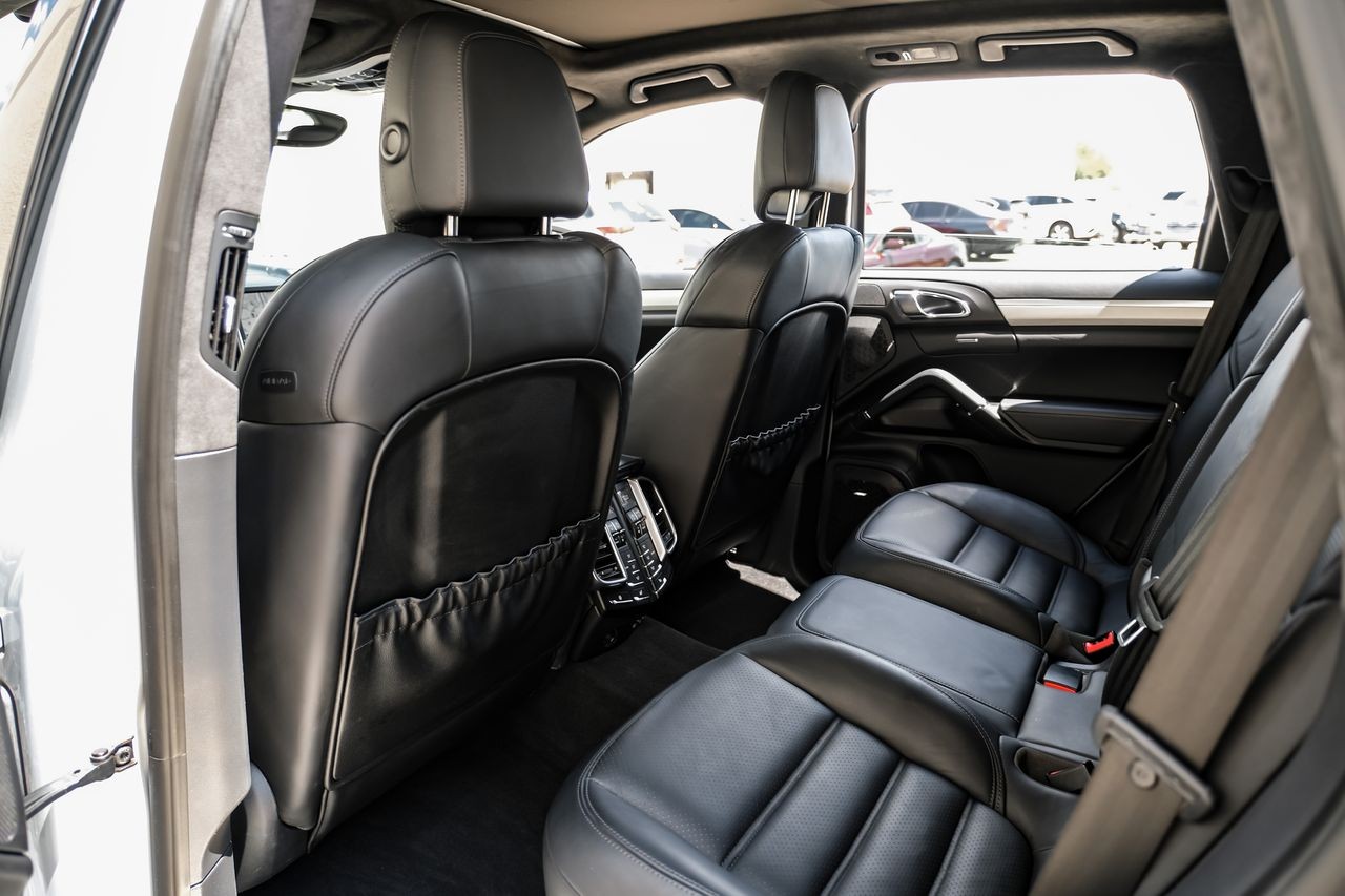 Porsche Cayenne Vehicle Main Gallery Image 36