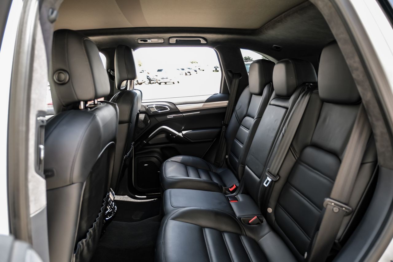 Porsche Cayenne Vehicle Main Gallery Image 37