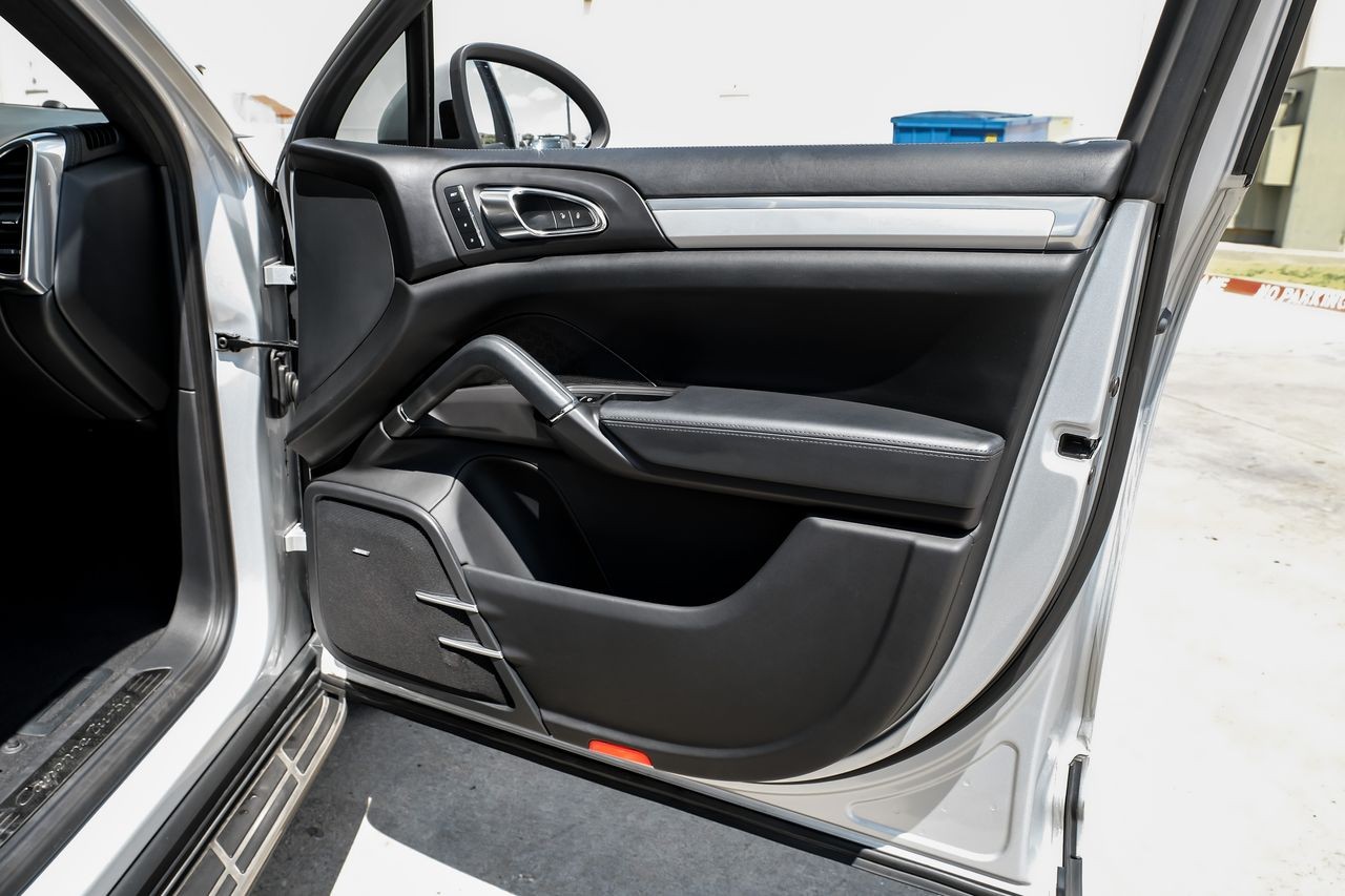 Porsche Cayenne Vehicle Main Gallery Image 42