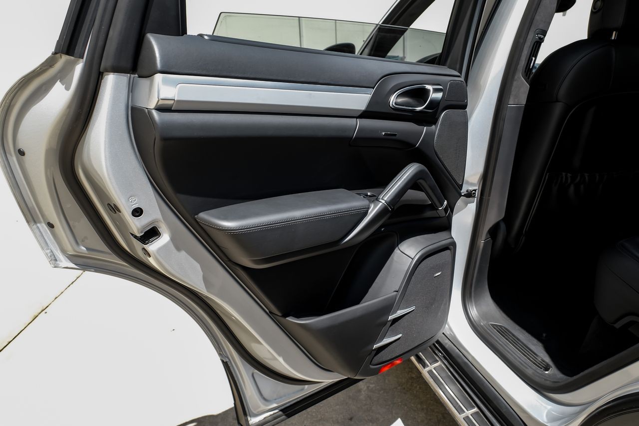 Porsche Cayenne Vehicle Main Gallery Image 43