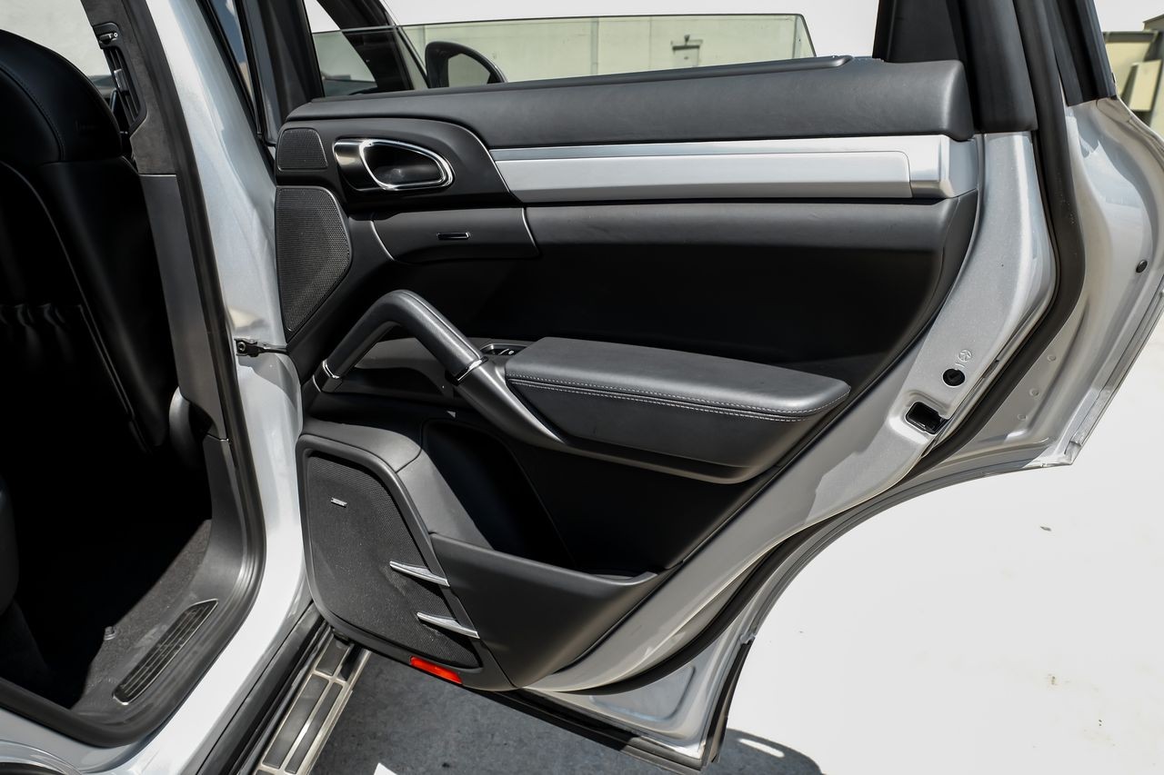 Porsche Cayenne Vehicle Main Gallery Image 44