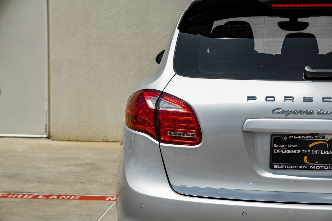 Porsche Cayenne Vehicle Main Gallery Image 46