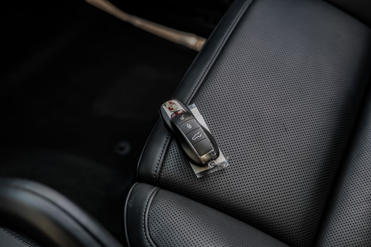 Porsche Cayenne Vehicle Main Gallery Image 54