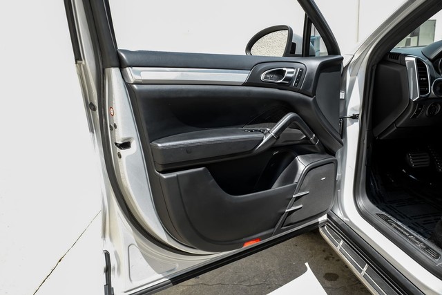Porsche Cayenne Vehicle Main Gallery Image 40
