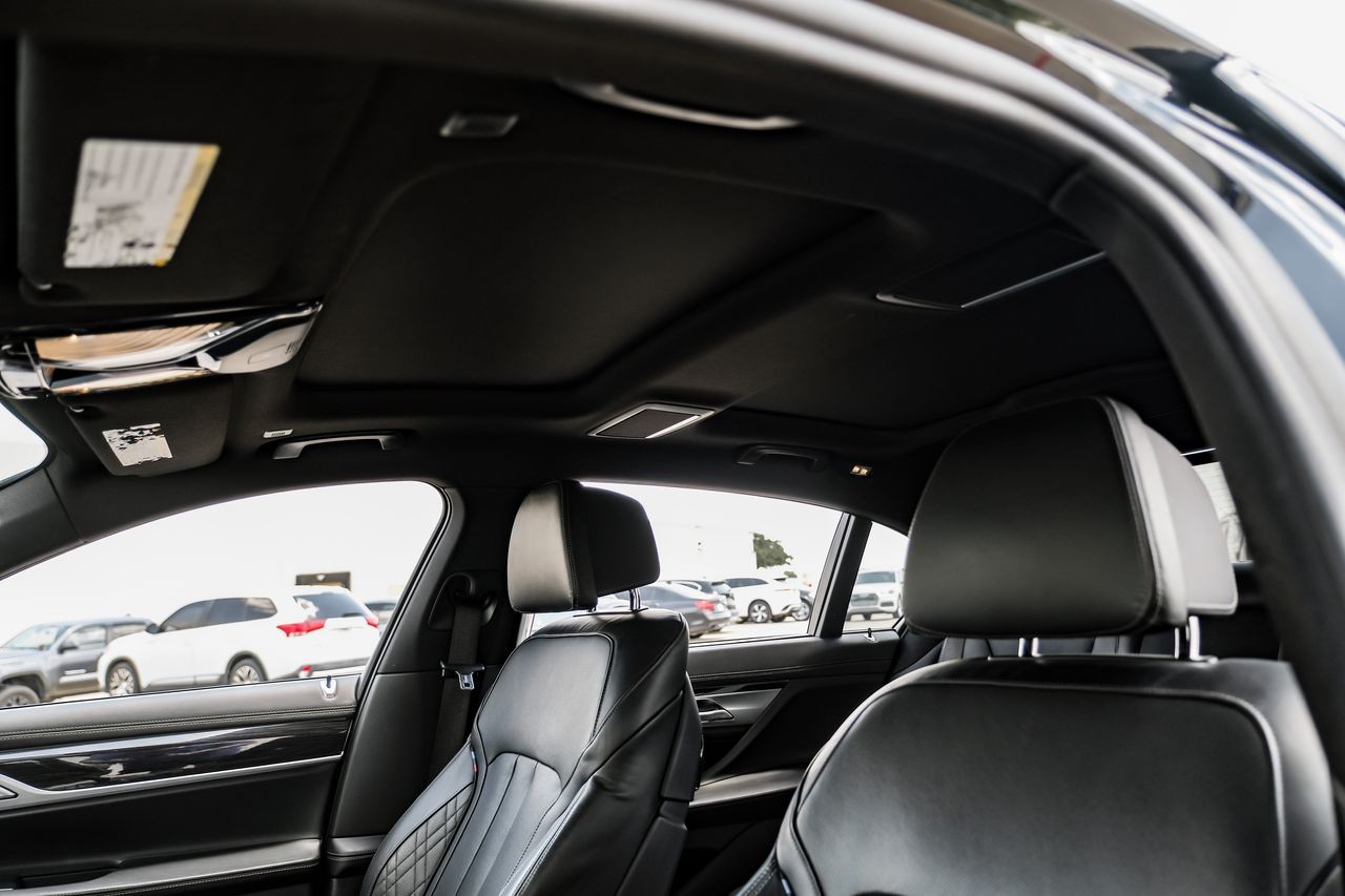 BMW 7 Series Vehicle Main Gallery Image 05