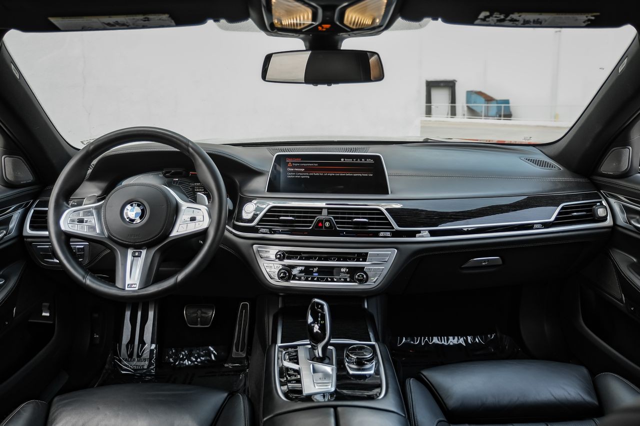 BMW 7 Series Vehicle Main Gallery Image 14