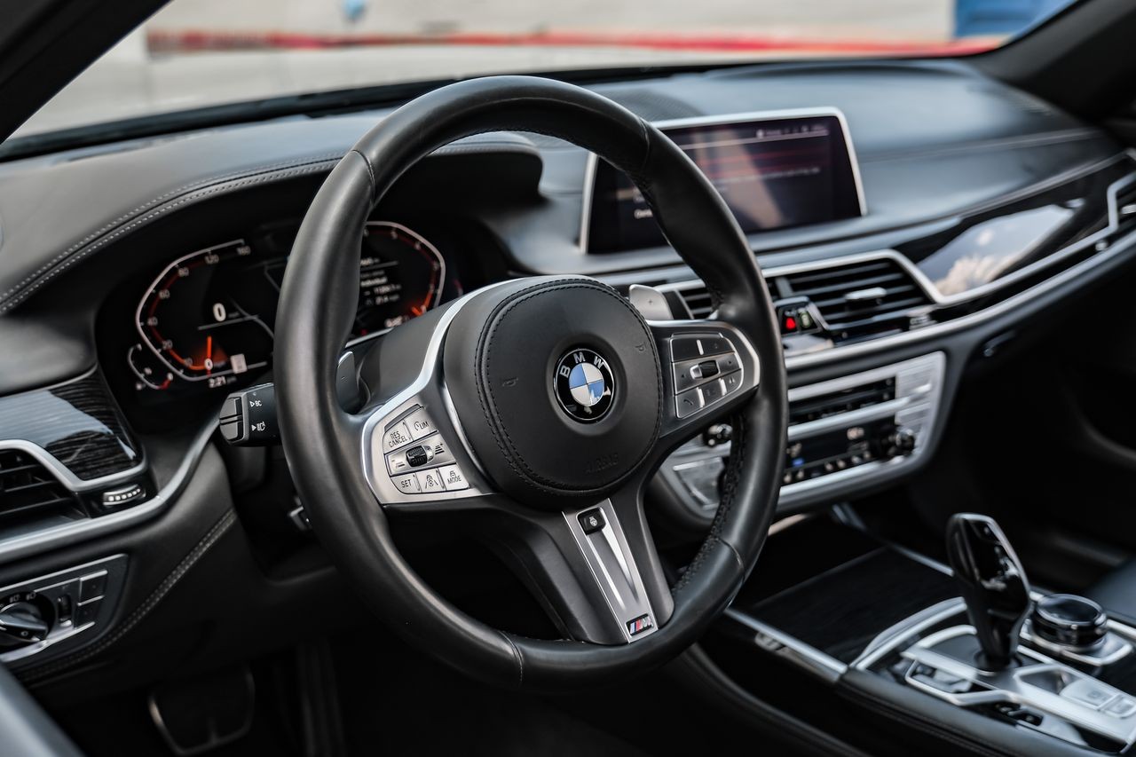 BMW 7 Series Vehicle Main Gallery Image 15
