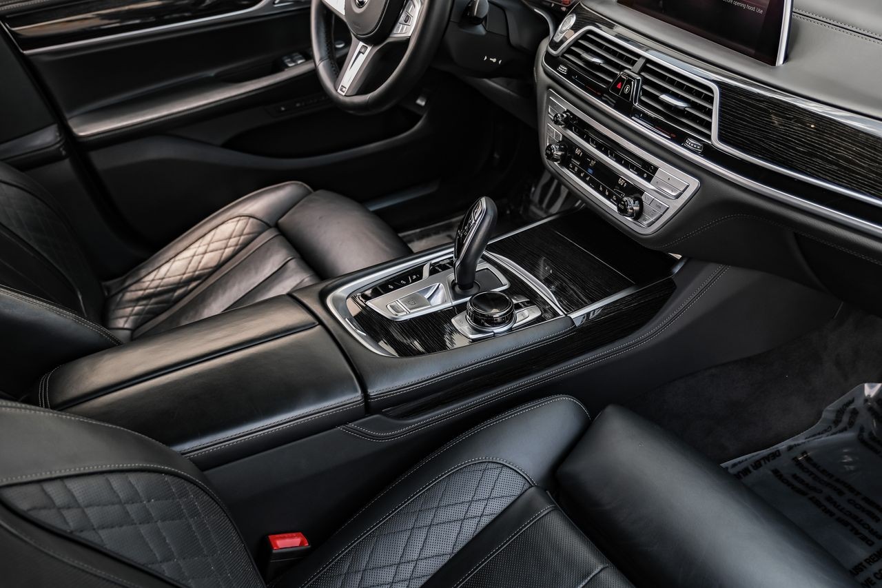 BMW 7 Series Vehicle Main Gallery Image 23