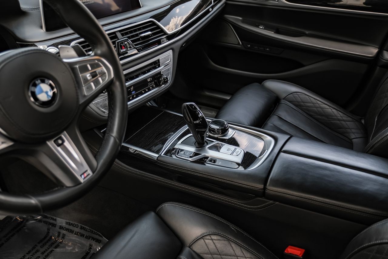 BMW 7 Series Vehicle Main Gallery Image 24