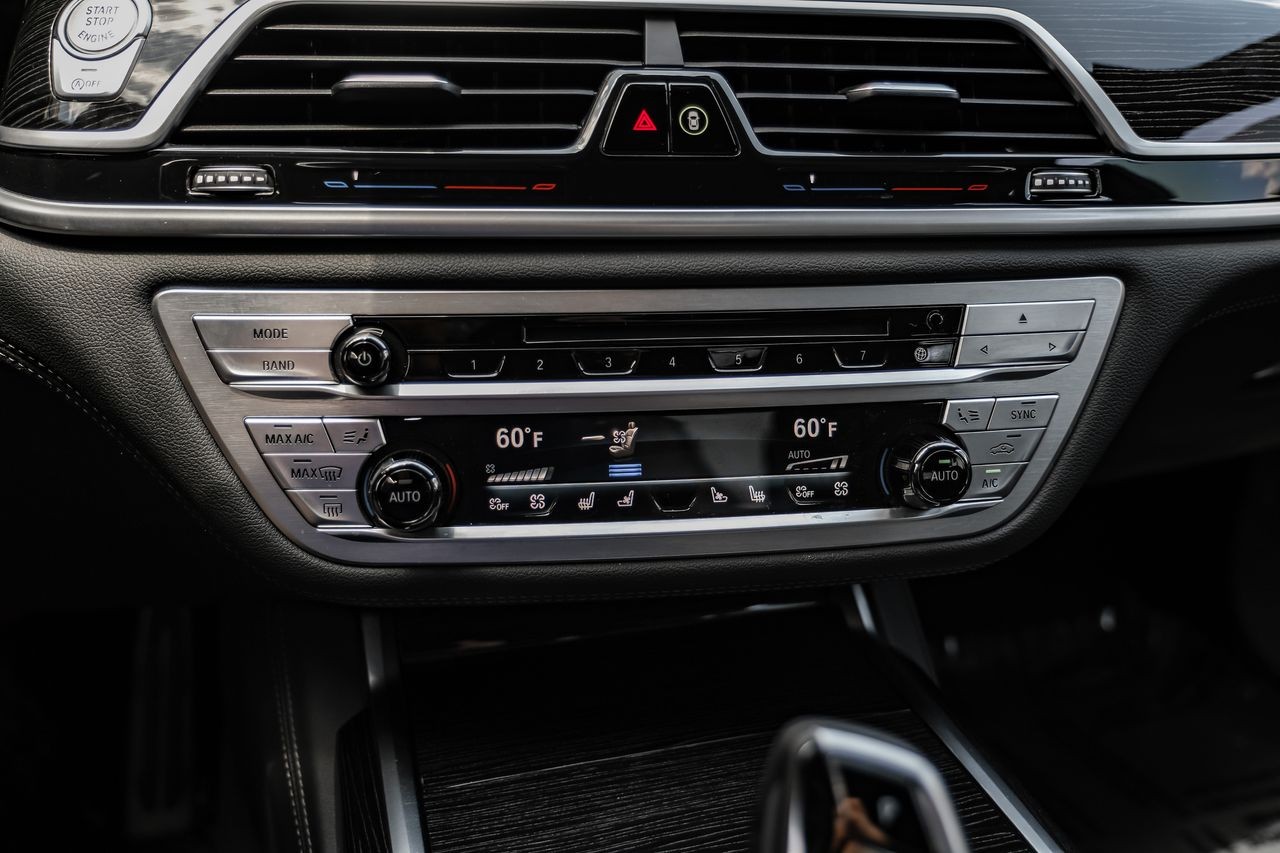 BMW 7 Series Vehicle Main Gallery Image 25