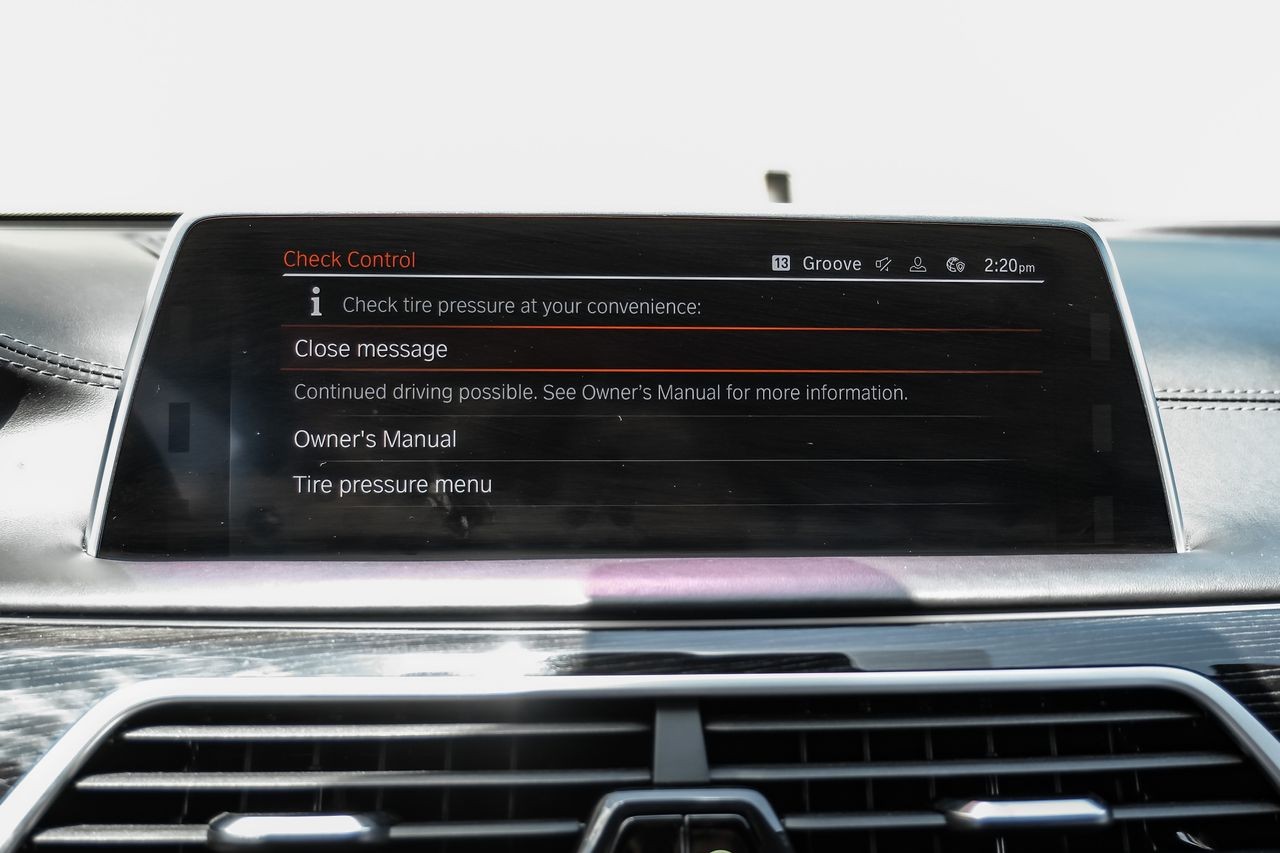 BMW 7 Series Vehicle Main Gallery Image 26