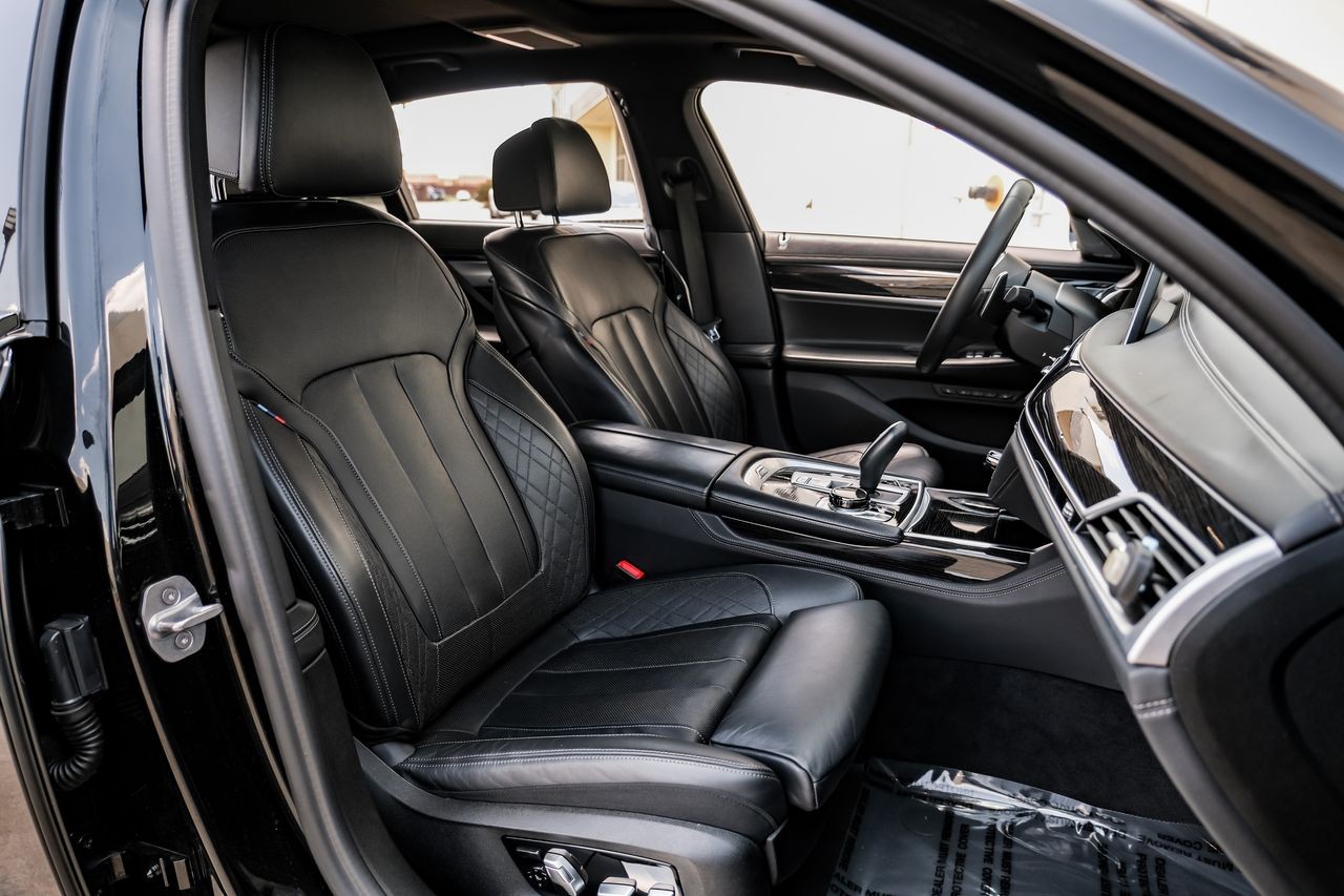 BMW 7 Series Vehicle Main Gallery Image 30