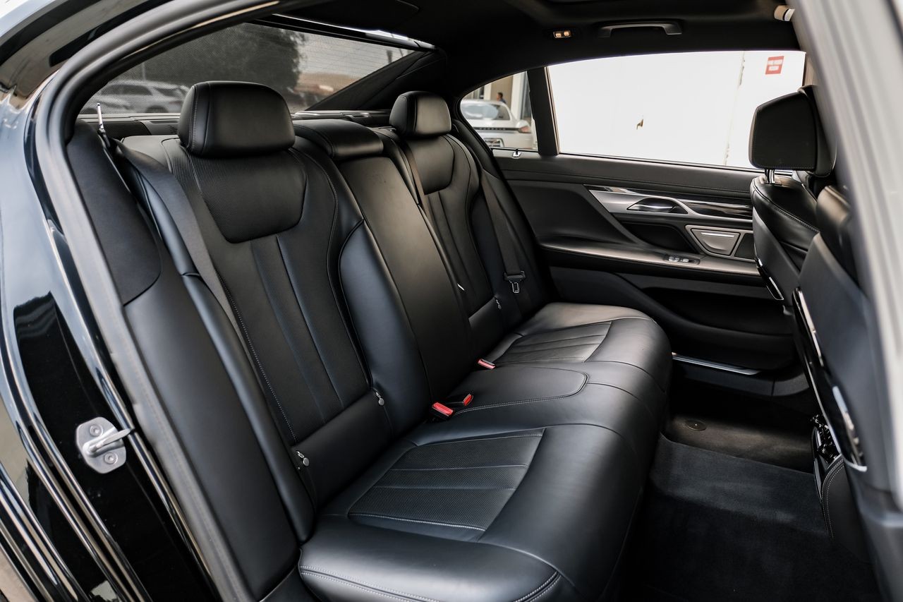 BMW 7 Series Vehicle Main Gallery Image 31