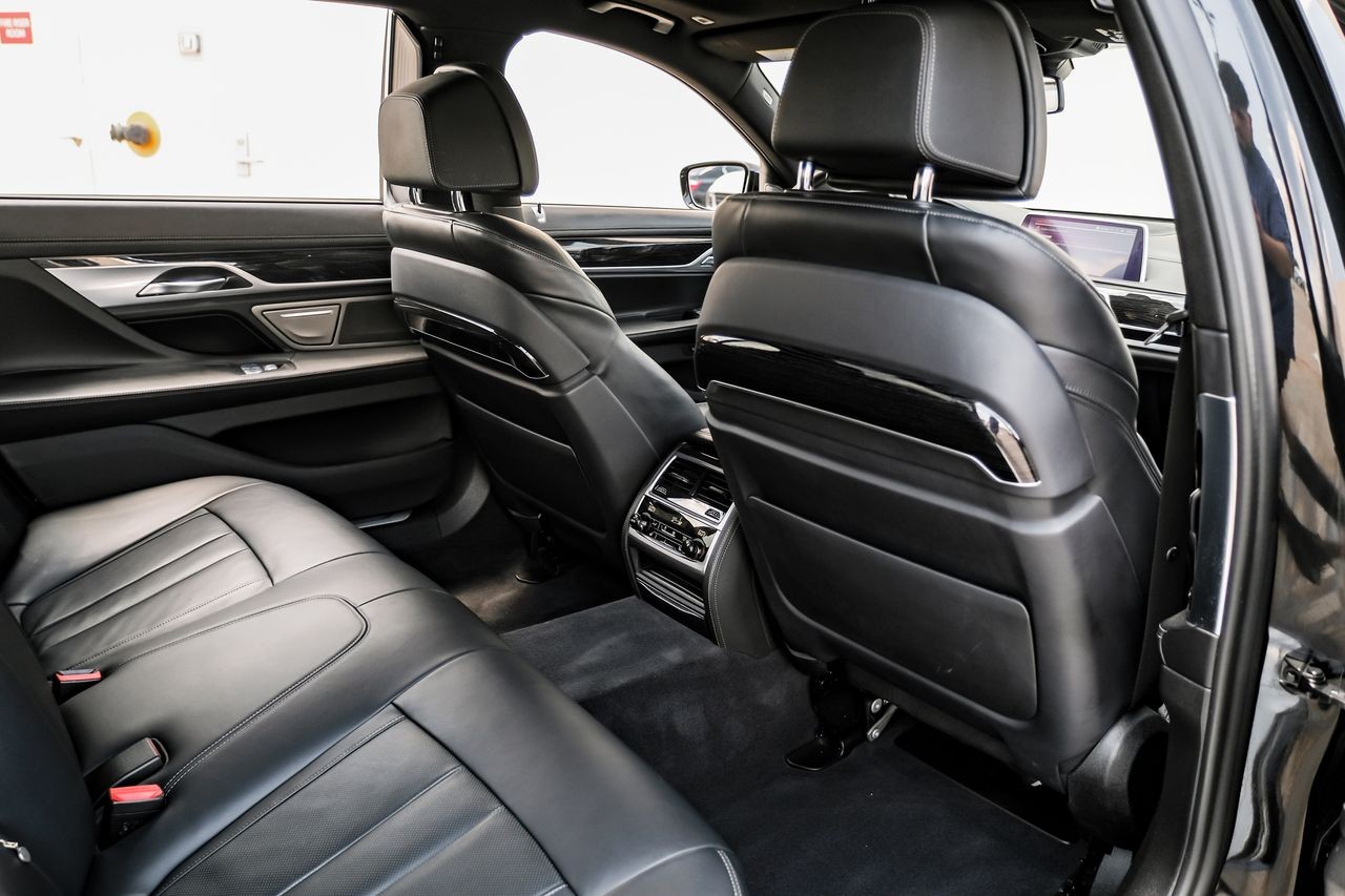 BMW 7 Series Vehicle Main Gallery Image 32