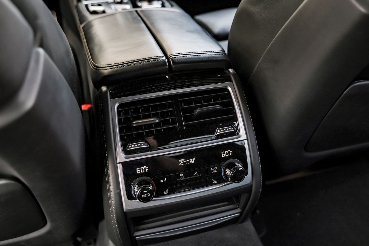 BMW 7 Series Vehicle Main Gallery Image 33