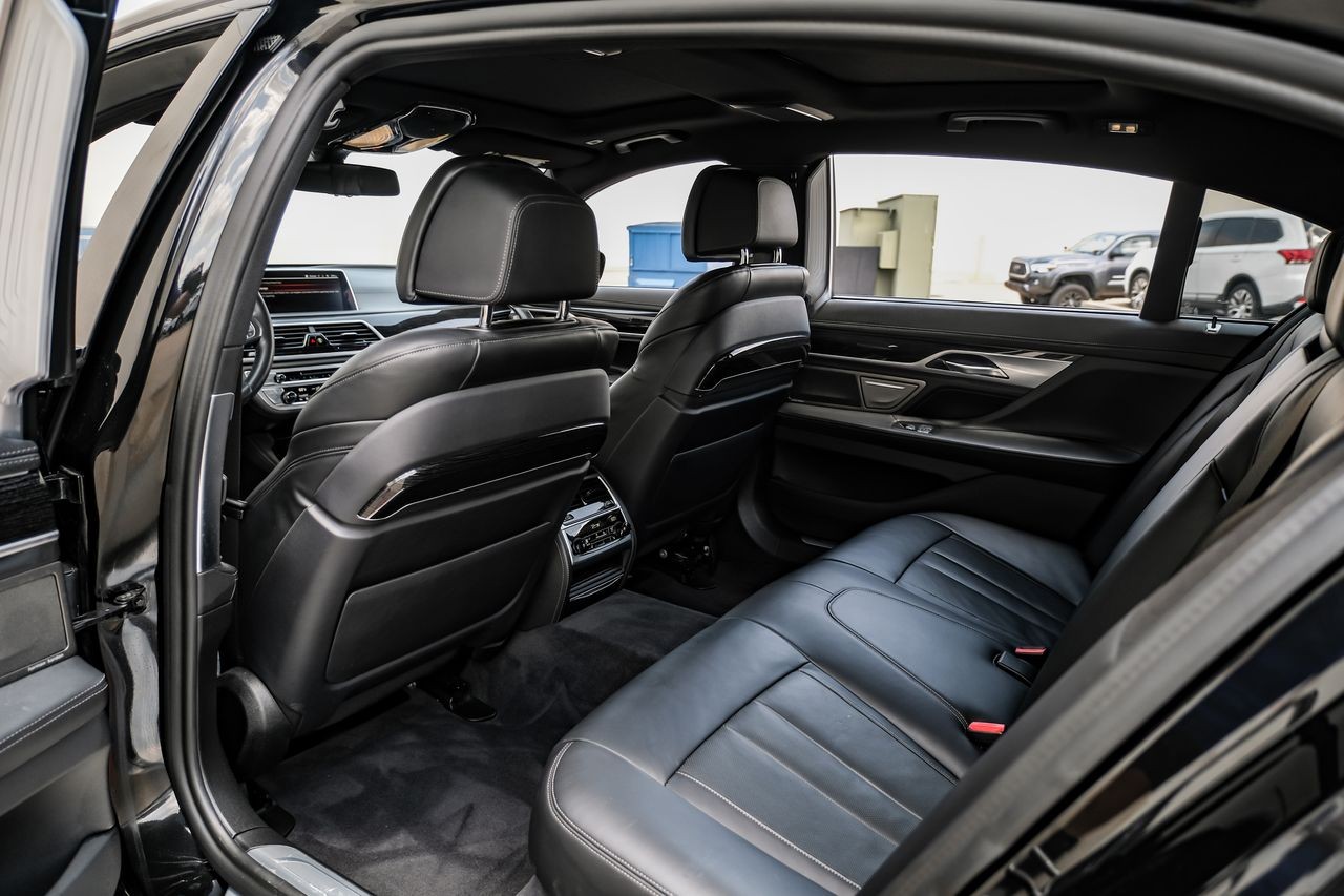 BMW 7 Series Vehicle Main Gallery Image 34