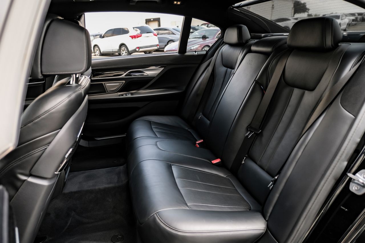 BMW 7 Series Vehicle Main Gallery Image 35