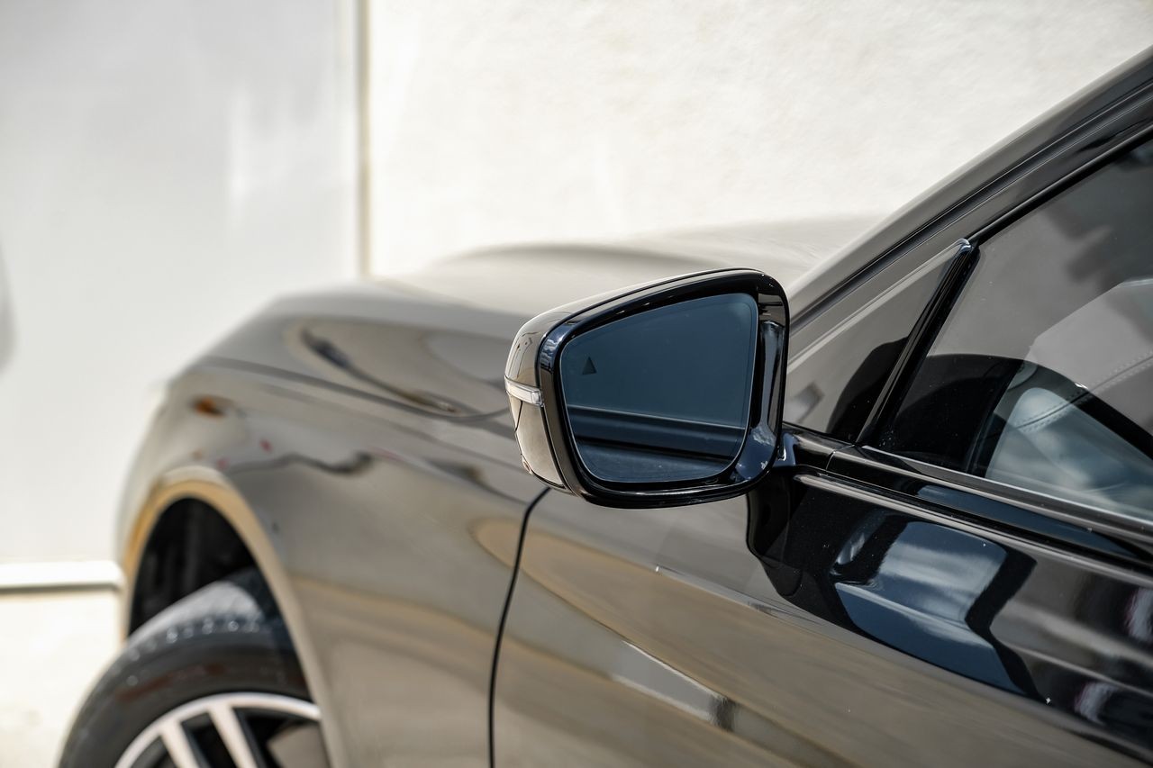 BMW 7 Series Vehicle Main Gallery Image 36