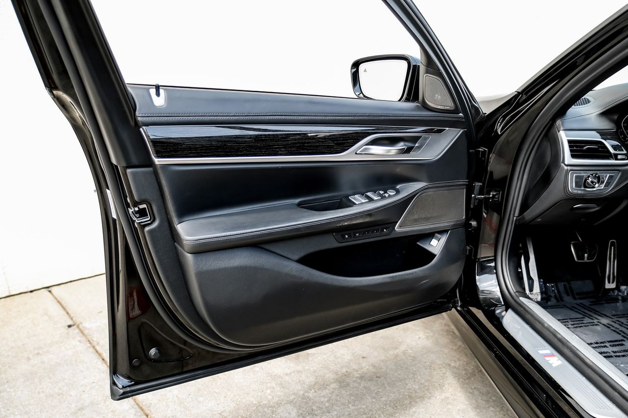 BMW 7 Series Vehicle Main Gallery Image 38