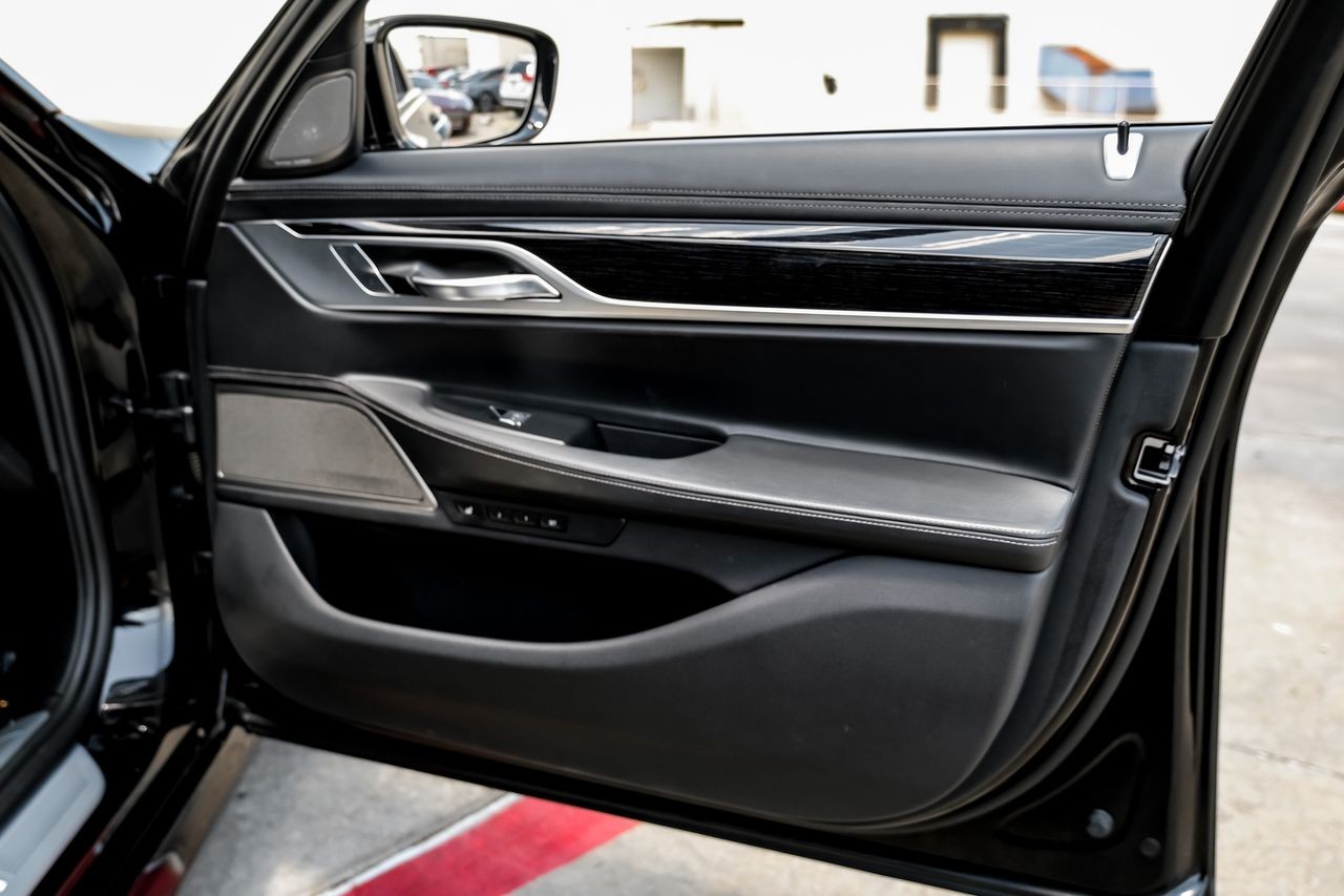 BMW 7 Series Vehicle Main Gallery Image 40