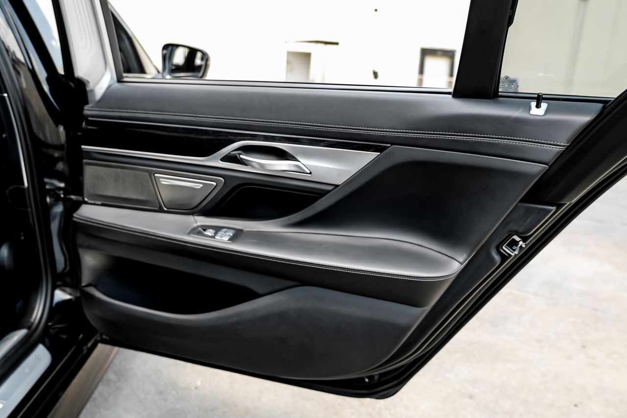 BMW 7 Series Vehicle Main Gallery Image 43