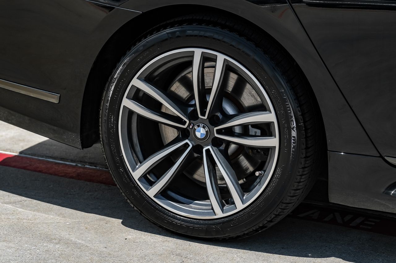 BMW 7 Series Vehicle Main Gallery Image 51