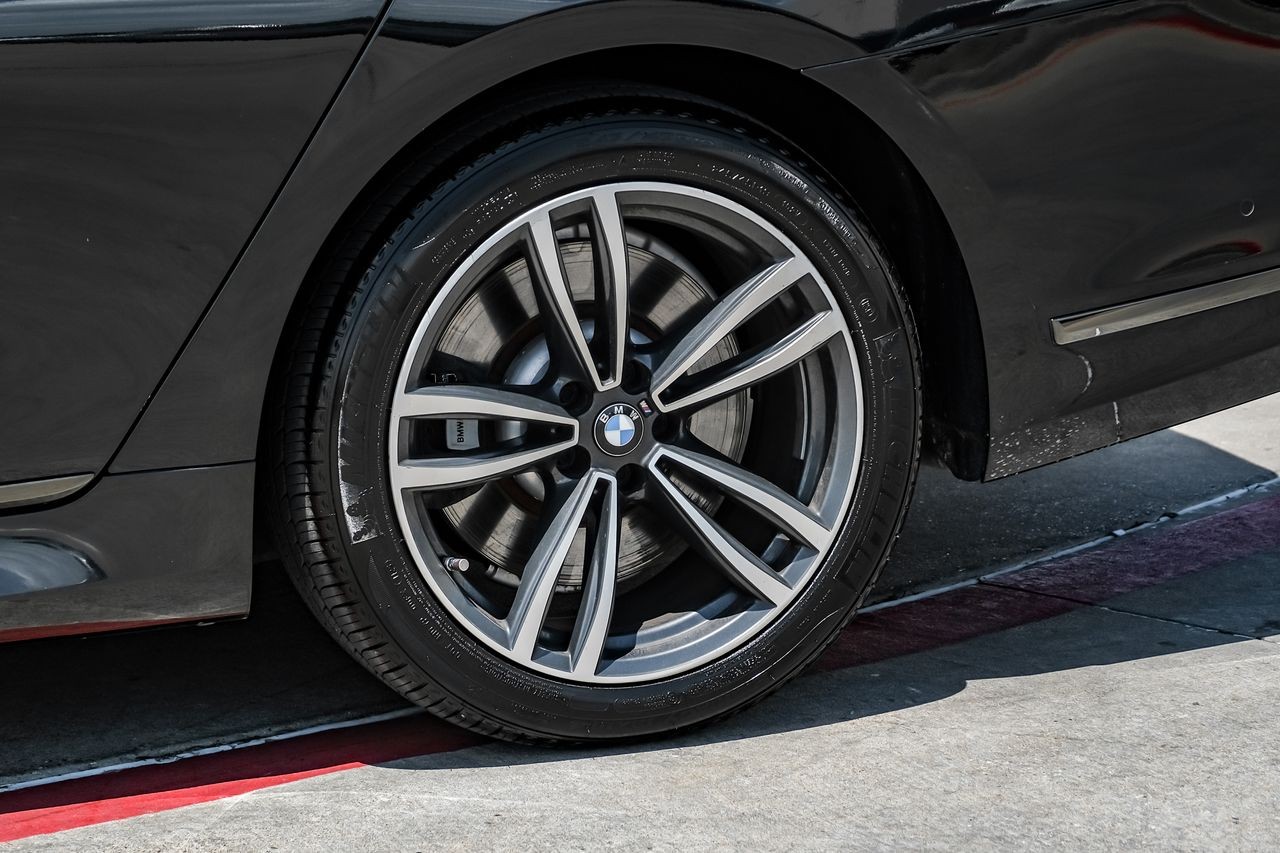 BMW 7 Series Vehicle Main Gallery Image 54
