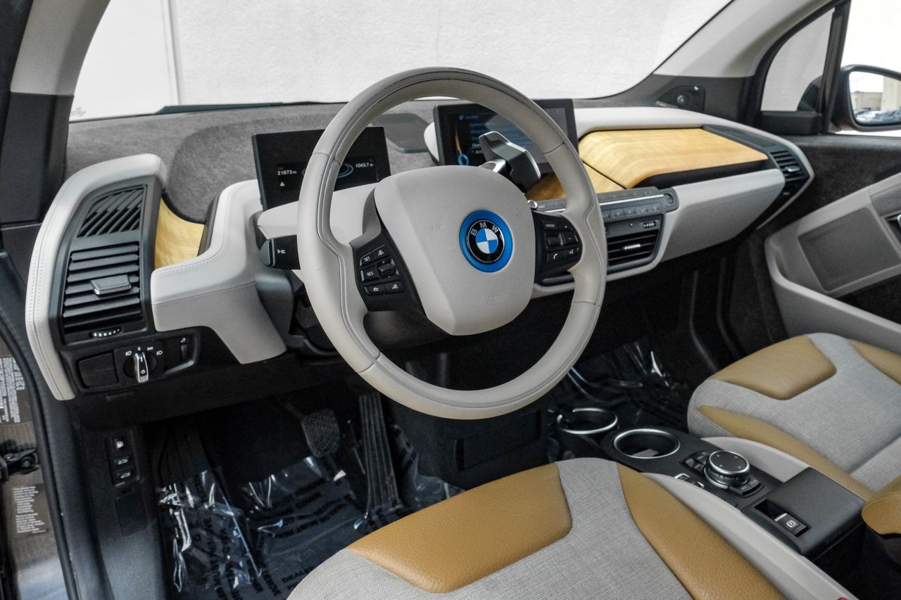 BMW i3 Vehicle Main Gallery Image 03