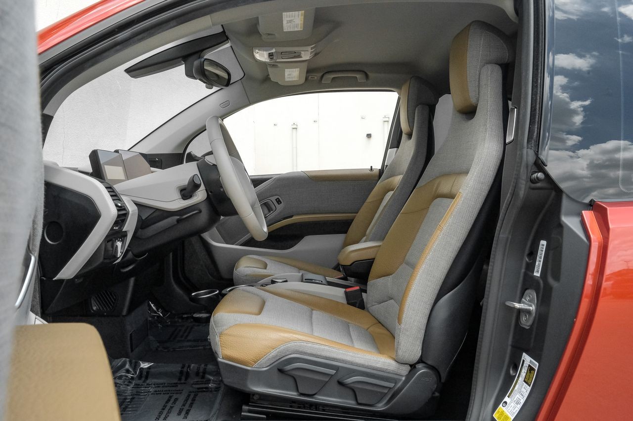 BMW i3 Vehicle Main Gallery Image 04