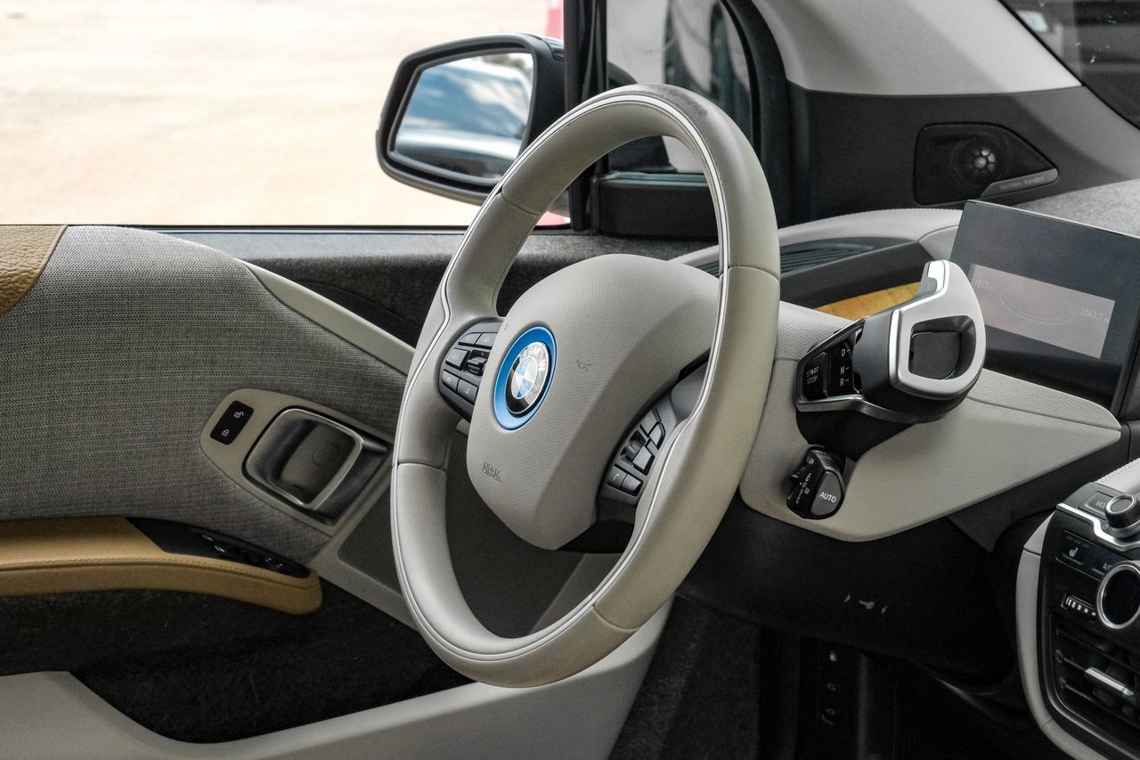 BMW i3 Vehicle Main Gallery Image 13
