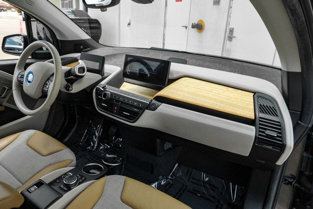 BMW i3 Vehicle Main Gallery Image 12