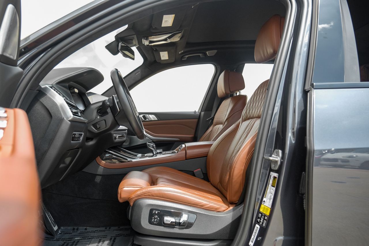 BMW X7 Vehicle Main Gallery Image 04