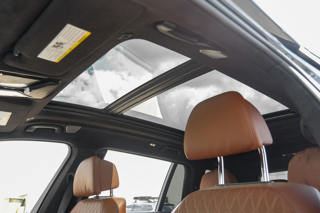 BMW X7 Vehicle Main Gallery Image 05