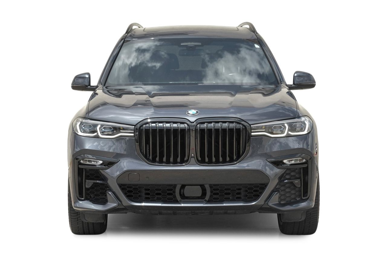 BMW X7 Vehicle Main Gallery Image 06