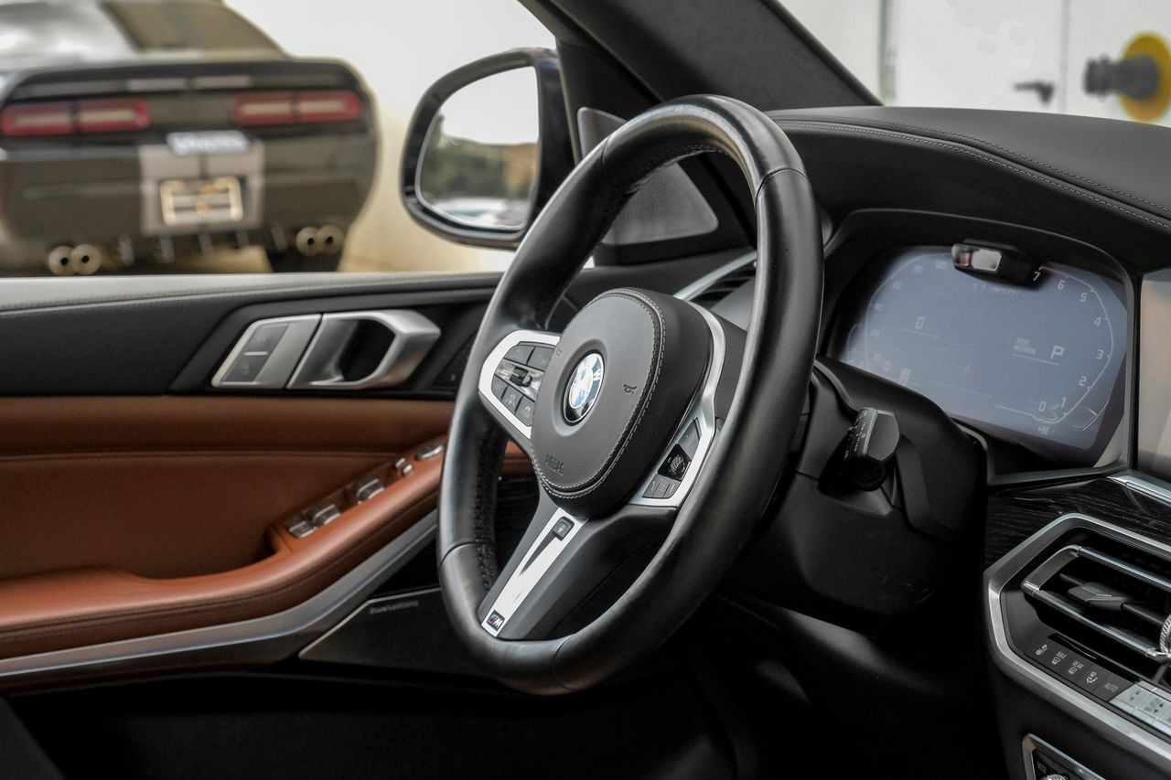 BMW X7 Vehicle Main Gallery Image 14