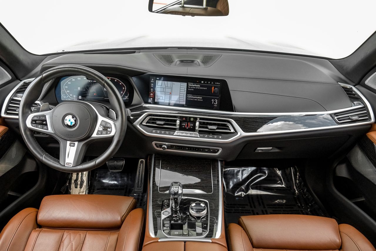 BMW X7 Vehicle Main Gallery Image 15