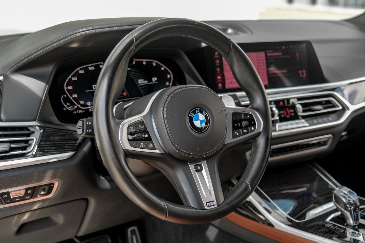 BMW X7 Vehicle Main Gallery Image 16