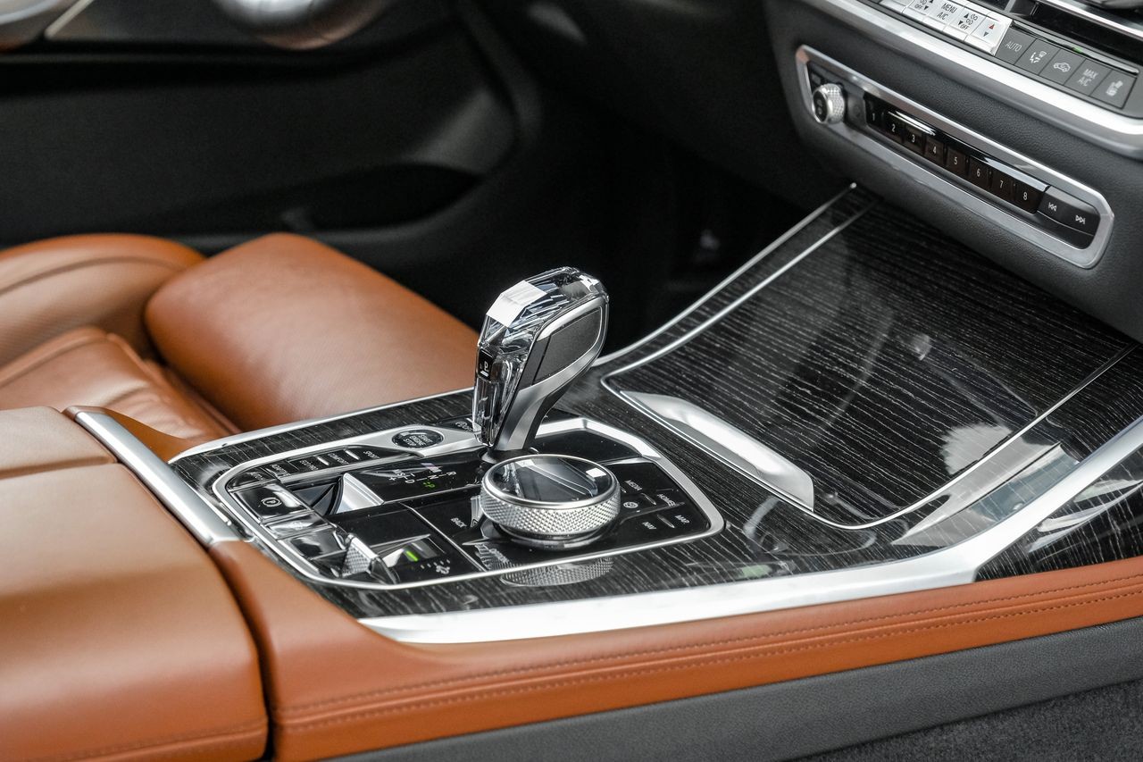BMW X7 Vehicle Main Gallery Image 24