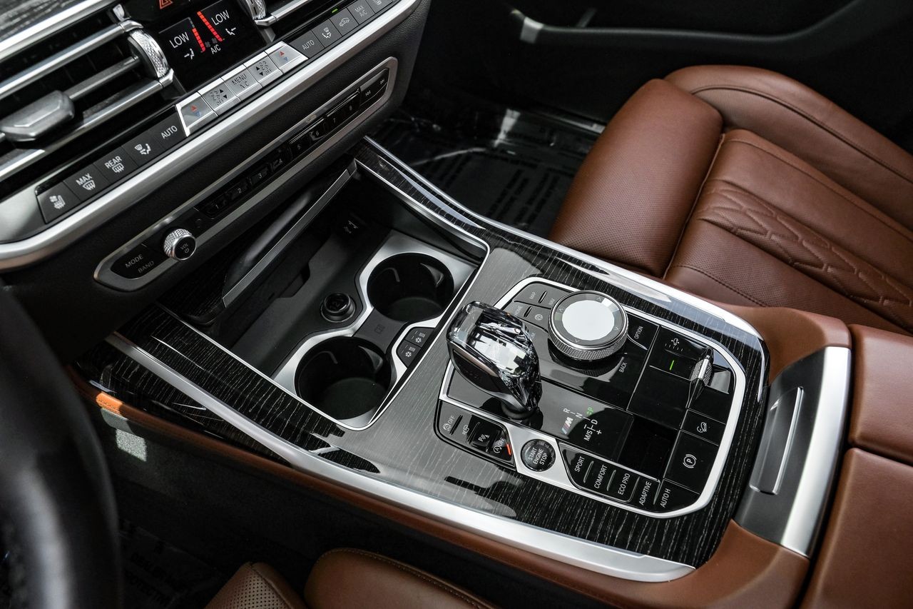 BMW X7 Vehicle Main Gallery Image 25