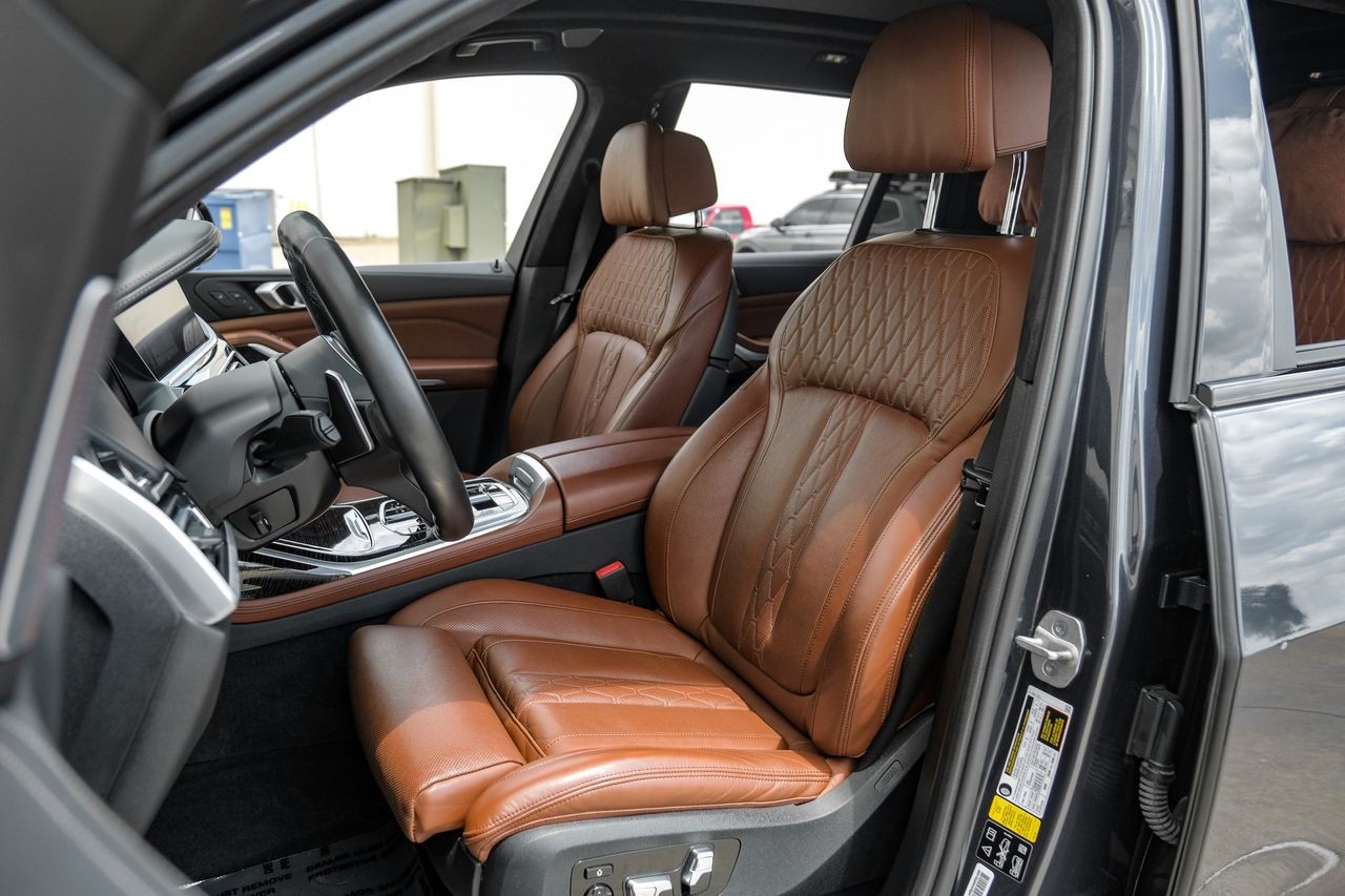 BMW X7 Vehicle Main Gallery Image 32
