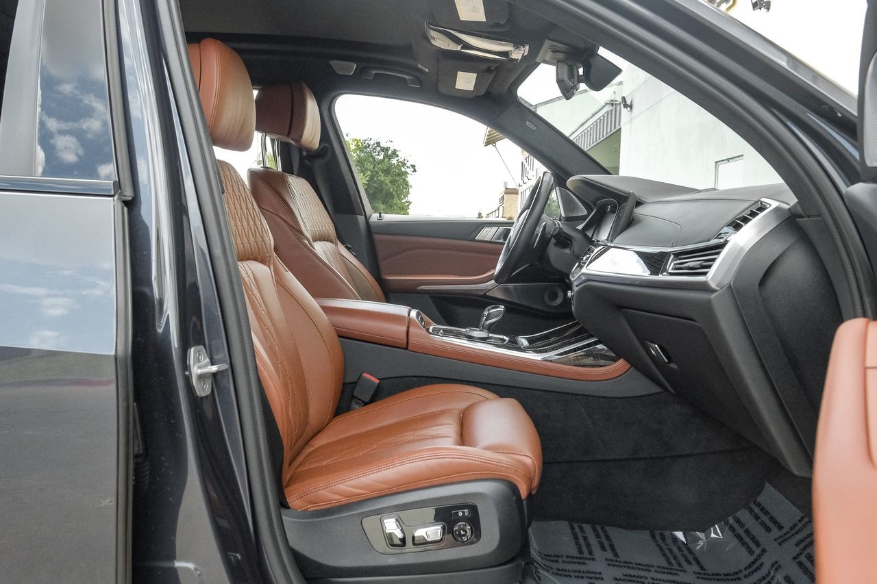 BMW X7 Vehicle Main Gallery Image 34
