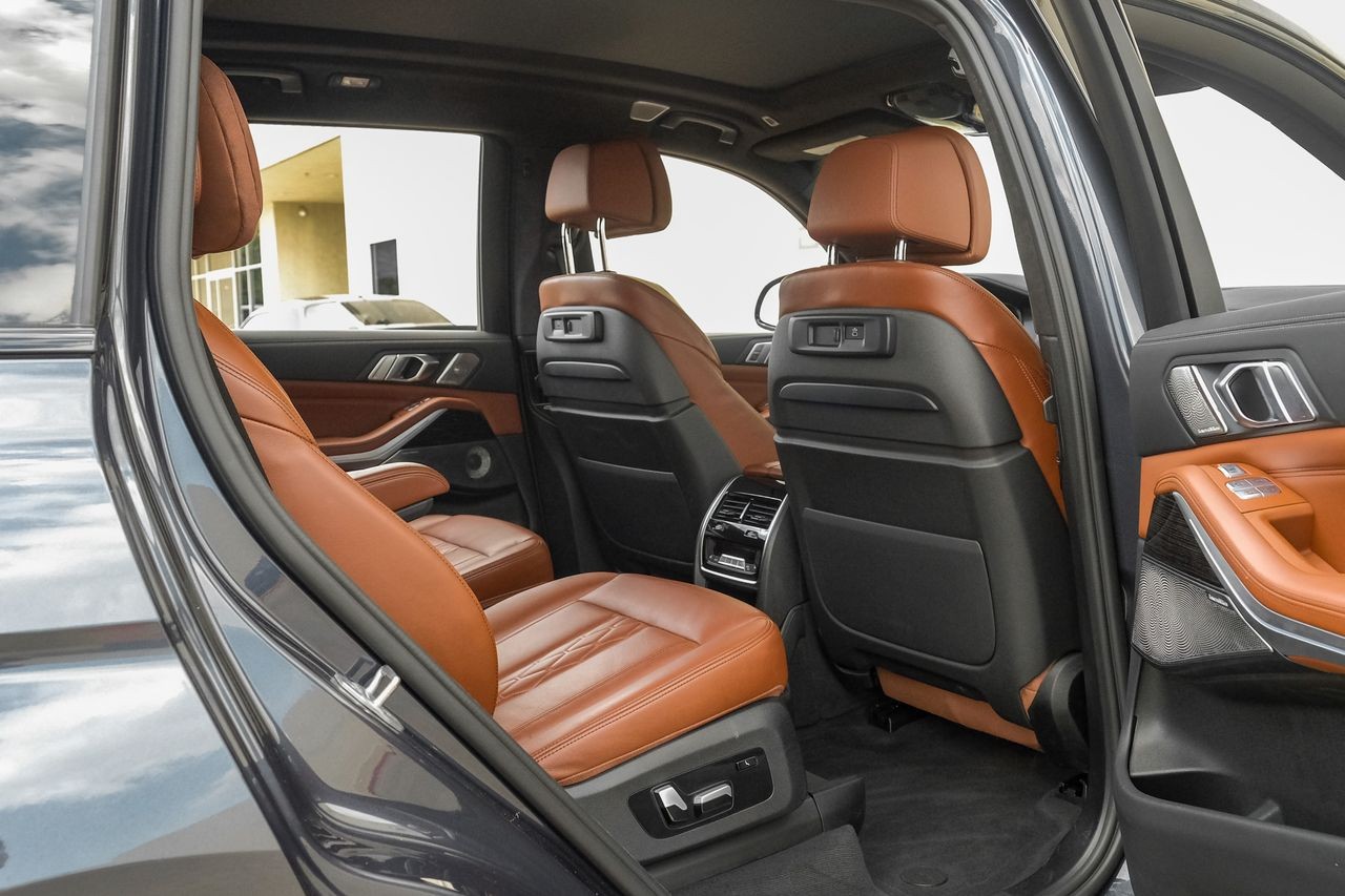 BMW X7 Vehicle Main Gallery Image 38
