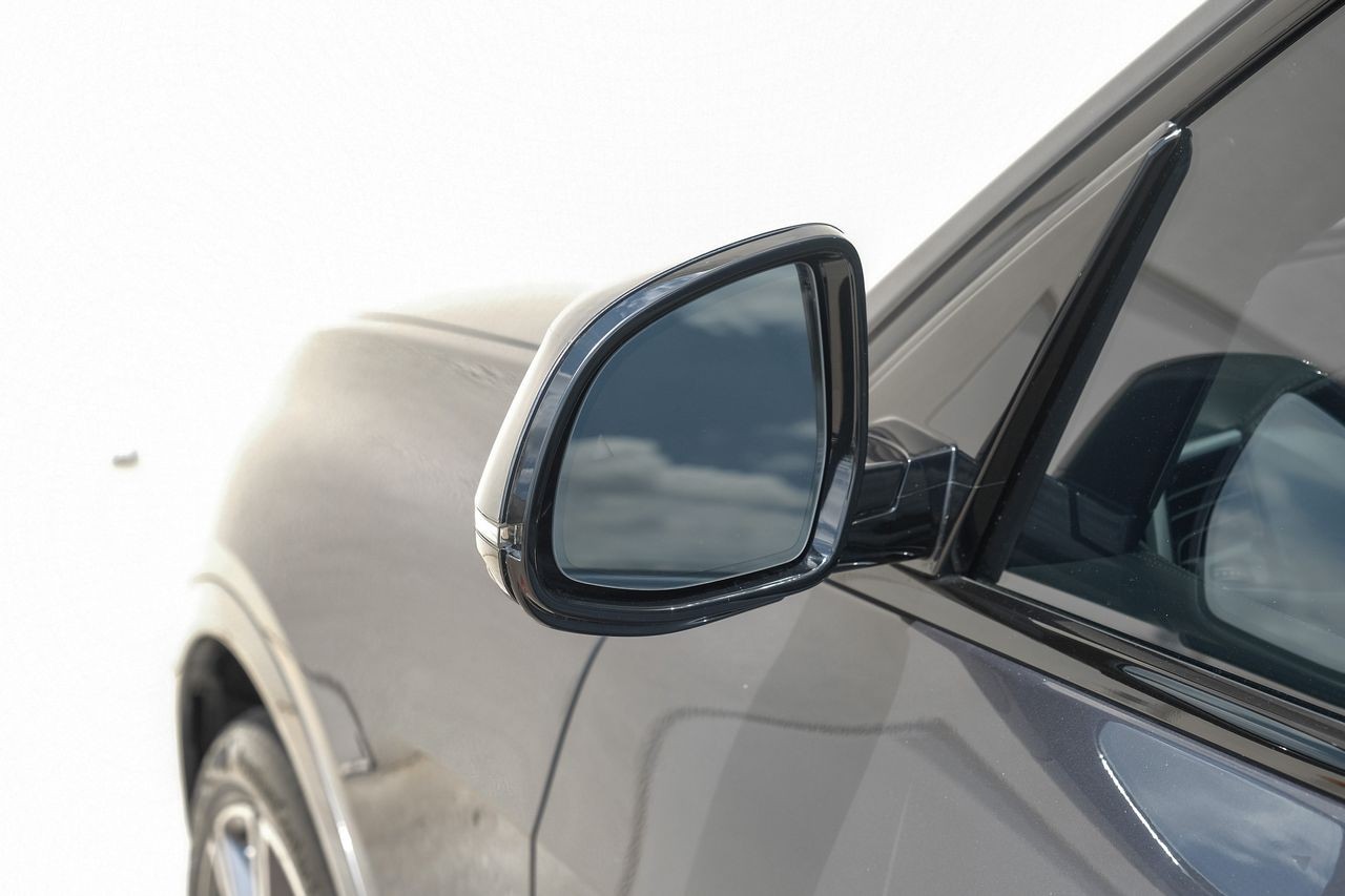 BMW X7 Vehicle Main Gallery Image 45