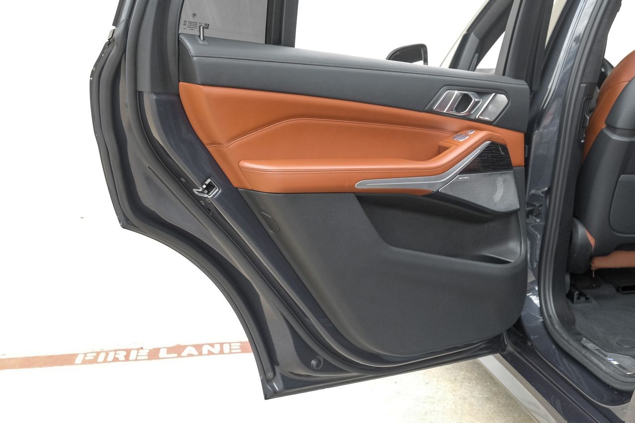 BMW X7 Vehicle Main Gallery Image 48